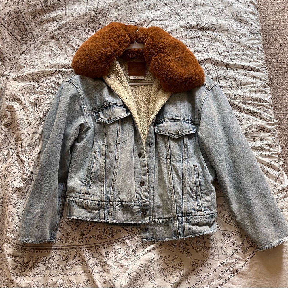 Levi’s denim Sherpa-lined trucker jacket with fur collar